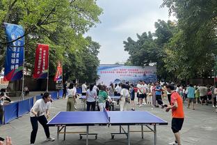? Người hâm mộ Sói Sâm Lâm mặc áo đội Quảng Đông xem trận đấu.